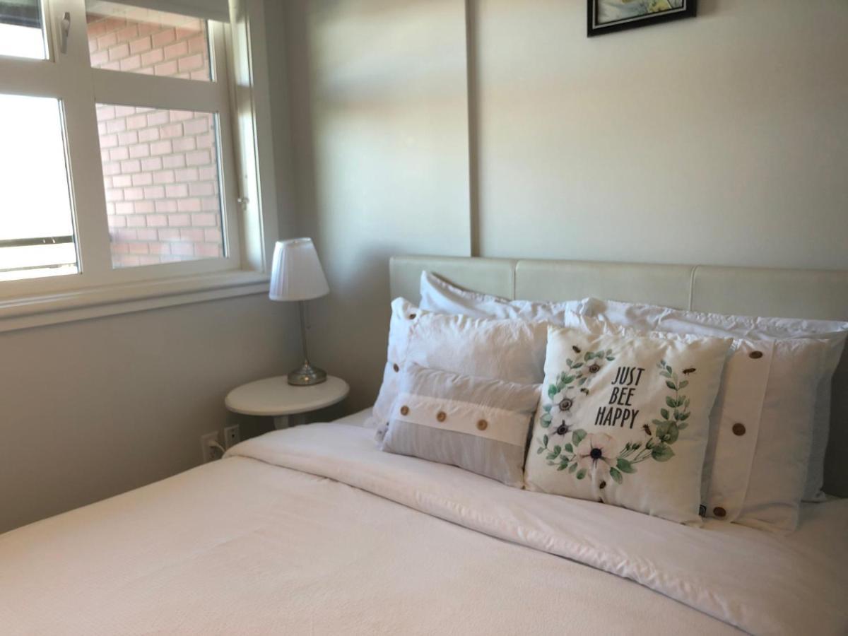 Amicable, Cozy, High Speed Internet, Sleeps 2 Riverview Downtown Apartment YYC Buitenkant foto