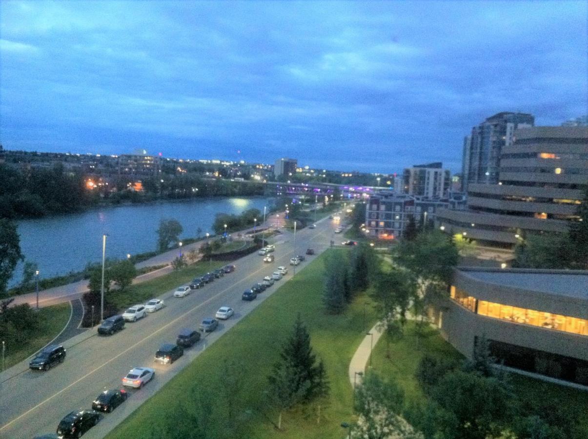 Amicable, Cozy, High Speed Internet, Sleeps 2 Riverview Downtown Apartment YYC Buitenkant foto